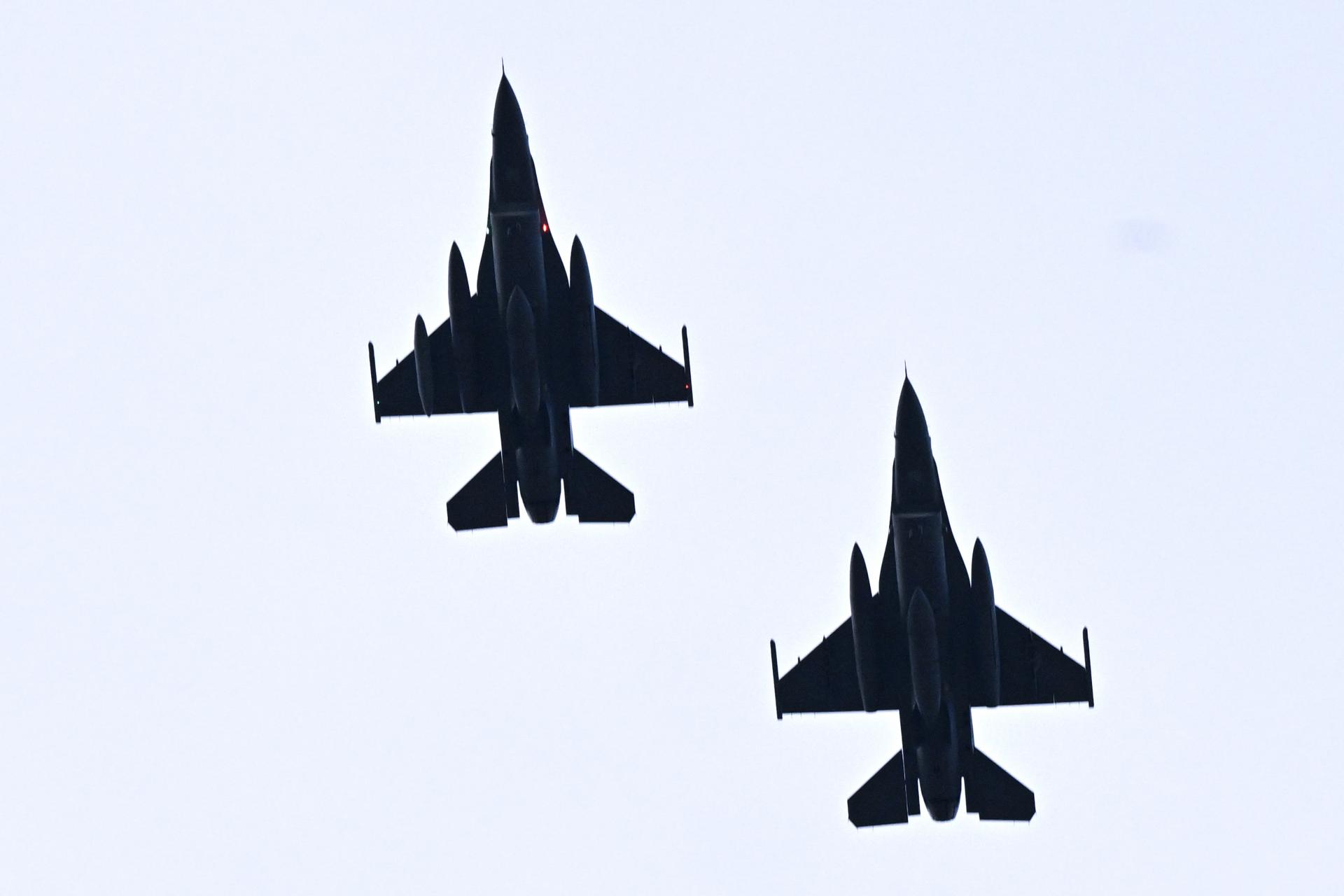 Tretia stíhačka F-16 by mala prísť v októbri, ďalších päť v roku 2025, potvrdil Kaliňák