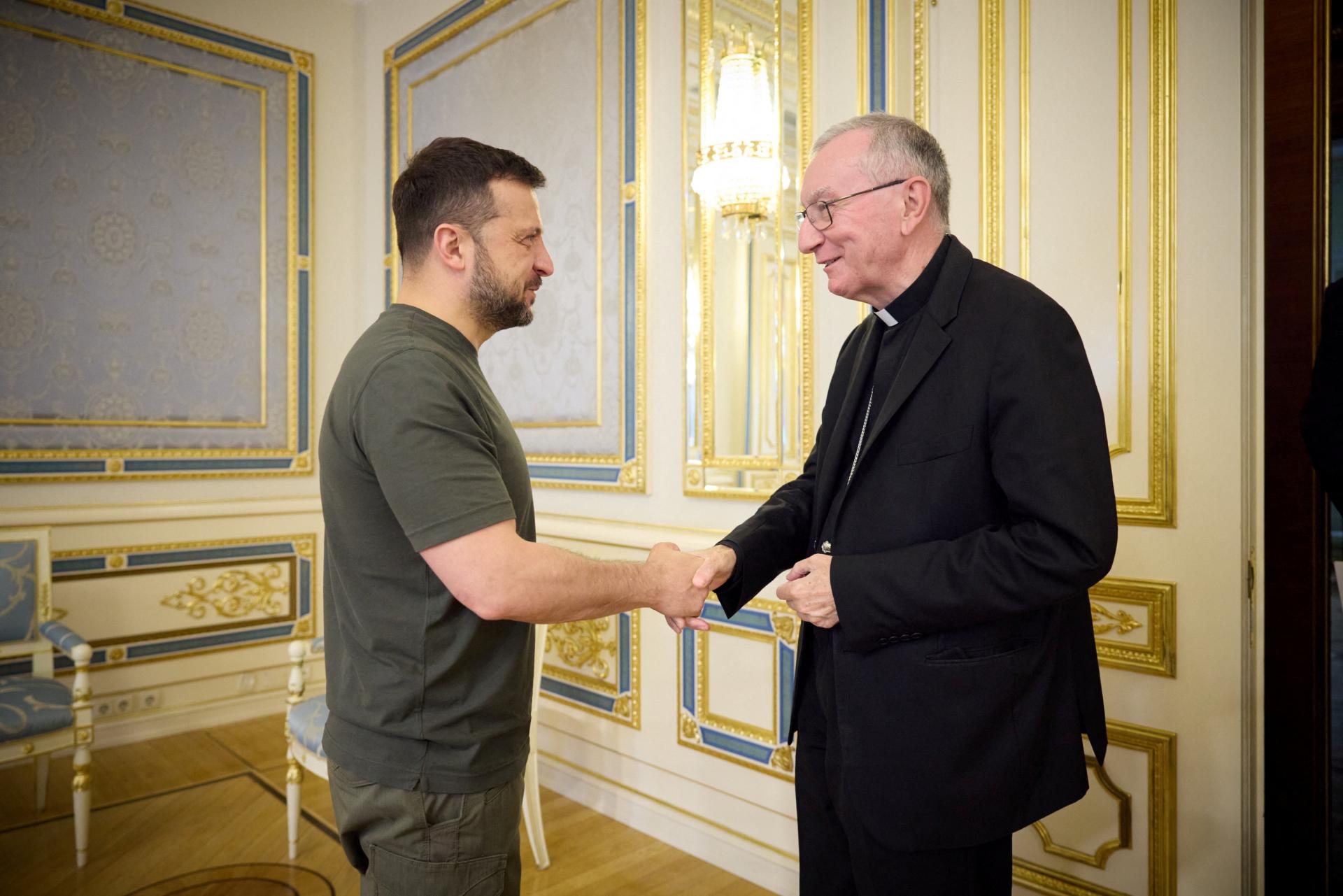 Vatikánsky štátny sekretár Parolin sa v Kyjeve stretol so Zelenským