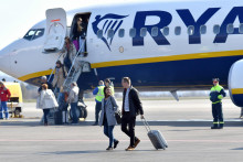 Spoločnosť Ryanair ohlásila medziročný pokles štvrťročného zisku o takmer 50 percent. FOTO: TASR/R. Hanc