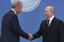 Turecký prezident Recep Tayyip Erdogan (vľavo) si podáva ruku s ruským prezidentom Vladimirom Putinom počas ich stretnutia v Astane. FOTO: TASR/AP