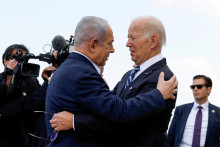 Prezidenta USA Joea Bidena víta izraelský premiér Benjamin Netanjahu na návšteve Izraela v Tel Avive, Izrael, 18. októbra 2023. FOTO: Reuters