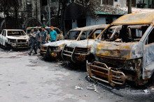 Poškodené vozidlá vládnej organizácie, ktoré boli zapálené davom počas stretov na protestoch študentov proti vládnym pracovným kvótam v Bangladéši. FOTO: Reuters