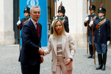 Talianska premiérka Giorgia Meloniová a generálny tajomník NATO Jens Stoltenberg. FOTO: Reuters