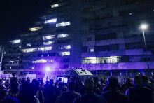 Ľudia sa zhromaždili pred schátranou budovou po zrútení balkóna v neapolskej štvrti Scampia. FOTO: TASR/AP