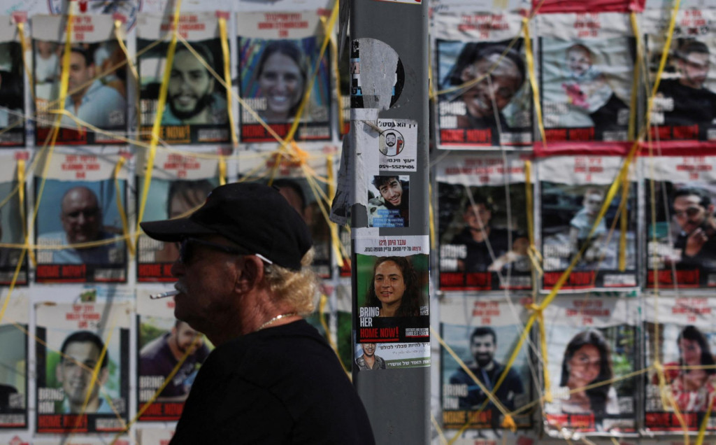 Plagáty rukojemníkov unesených počas útoku na Izrael. FOTO: Reuters