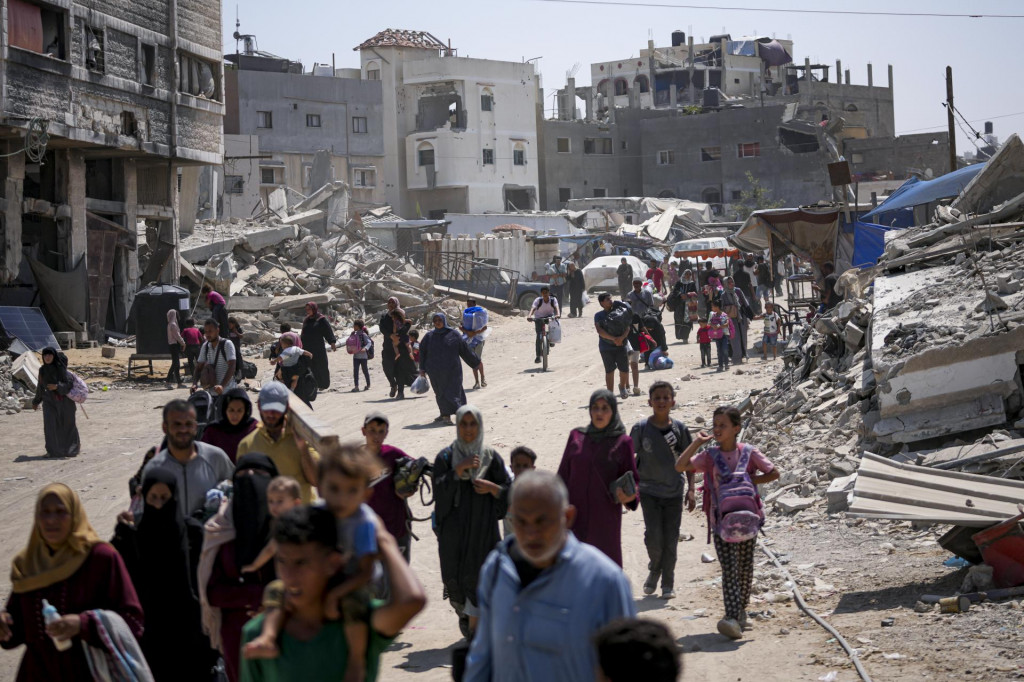 Palestínčania odchádzajú z mesta Chán Júnis po tom, čo izraelská armáda vydala príkaz na evakuáciu z východnej časti druhého najväčšieho mesta v Pásme Gazy. FOTO: TASR/AP