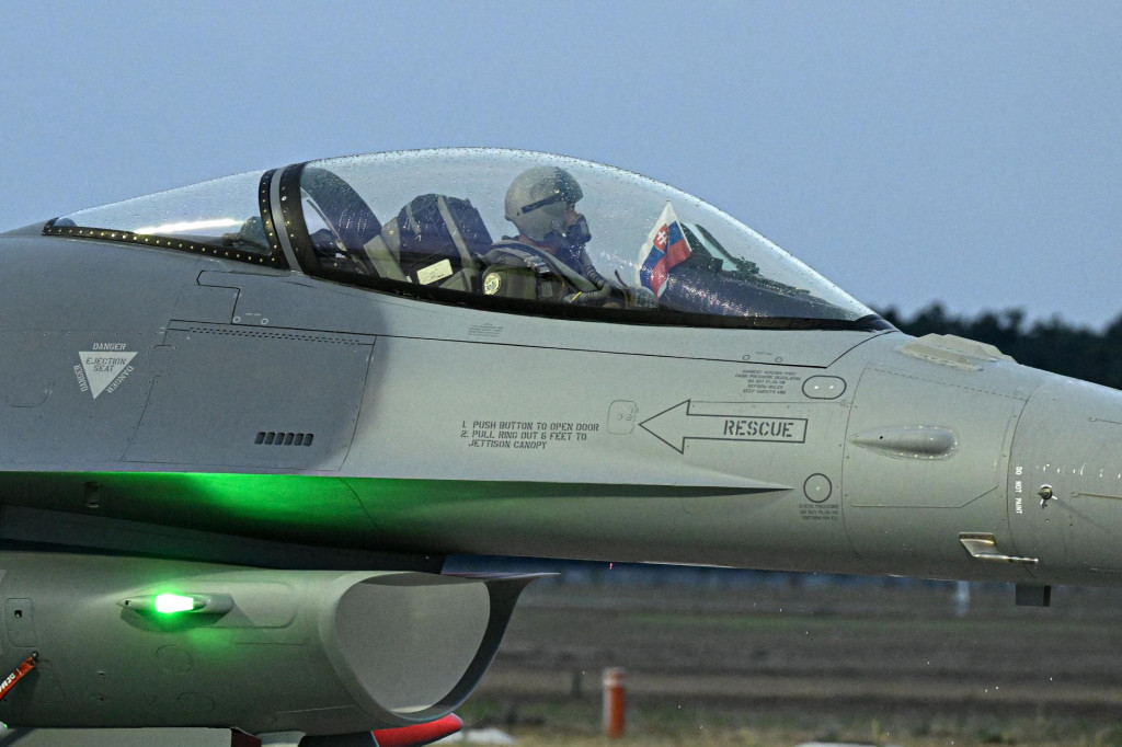 Pilot jednej z dvoch slovenských stíhačok F-16 americkej výroby so slovenskou zástavou, ktorá pristála počas slávnostného ceremoniálu na Leteckej základni Malacky-Kuchyňa. FOTO: TASR/Pavel Neubauer