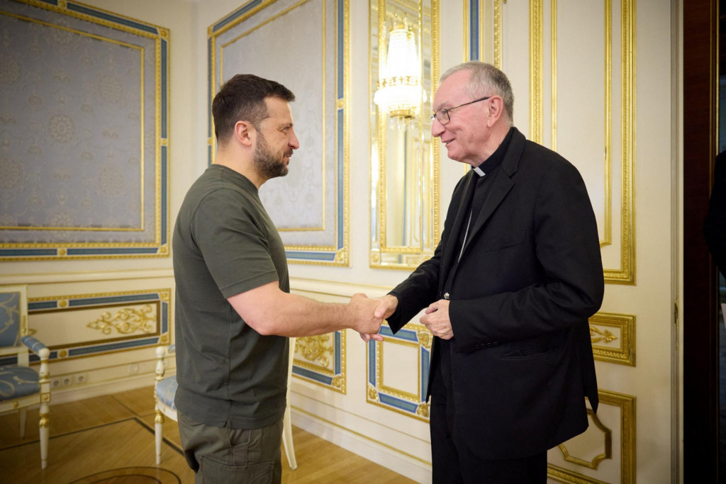 Ukrajinský prezident Volodymyr Zelenskyj a Pietro Parolin. FOTO: REUTERS