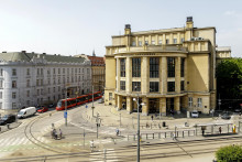 Na snímke budova Univerzity Komenského na Šafárikovom námestí v Bratislave. V pozadí je budova, ktorú teraz ide Univerzita Komenského rekonštruovať. FOTO:  TASR/D. Veselský