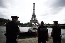 Polícia pri rieke Seina v Paríži. FOTO: Reuters