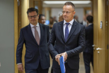 Maďarský minister zahraničných vecí Péter Szijjártó (vpravo) prichádza na rokovanie ministrov zahraničných vecí členských krajín Únie v Bruseli. FOTO: TASR/AP