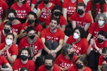 Demonštranti protestujú v červených tričkách v budove amerického Kongresu proti vojenskej podpore Izraela zo strany Spojených štátov vo Washingtone. FOTO: TASR/AP