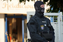 Polícia zabezpečuje oblasť pri Islamskom centre v Hamburgu po tom, čo nemecké ministerstvo vnútra toto centrum a pridružené organizácie zakázalo. FOTO: Reuters
