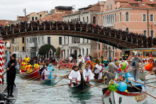 Benátska radnica sa pôvodne domnievala, že počas skúšobnej sezóny by sa na poplatkoch mohlo vybrať asi 700-tisíc eur, nakoniec to bol viac ako trojnásobok. FOTO: Reuters