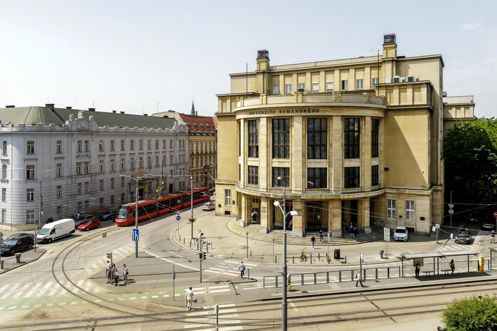 Na snímke budova Univerzity Komenského na Šafárikovom námestí v Bratislave. V pozadí je budova, ktorú teraz ide Univerzita Komenského rekonštruovať. FOTO:  TASR/D. Veselský