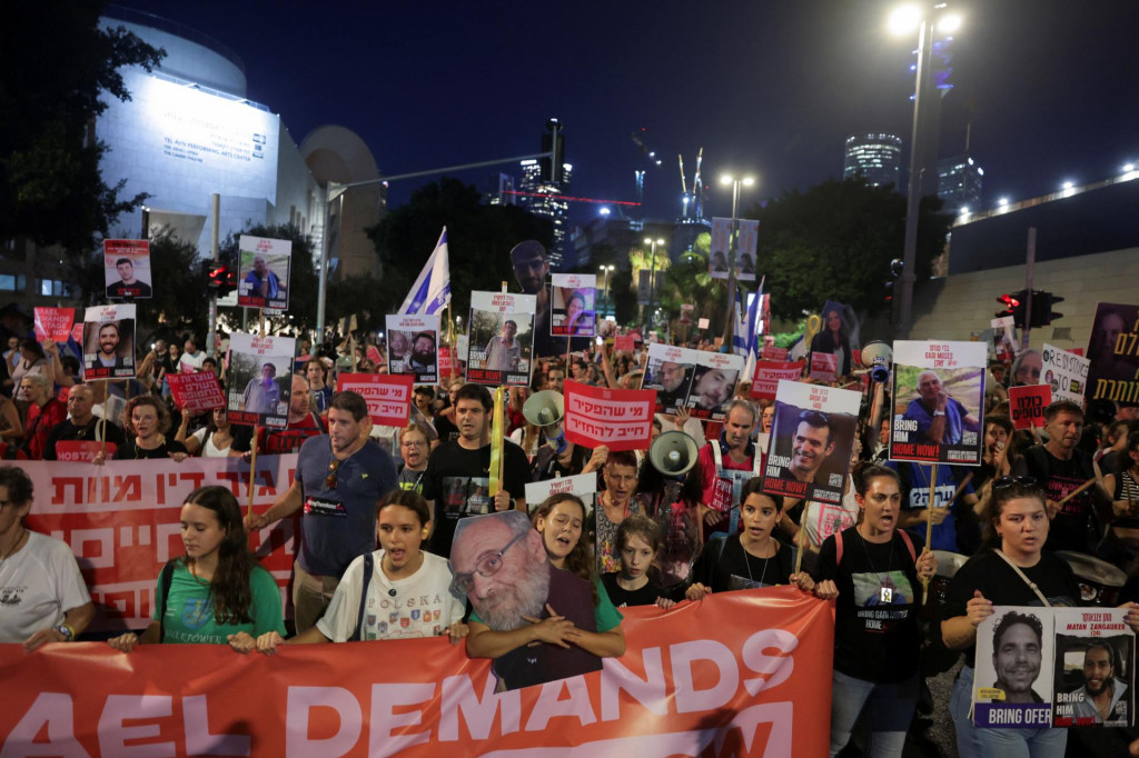 Protestujúci požadujú prepustenie rukojemníkov. FOTO: Reuters