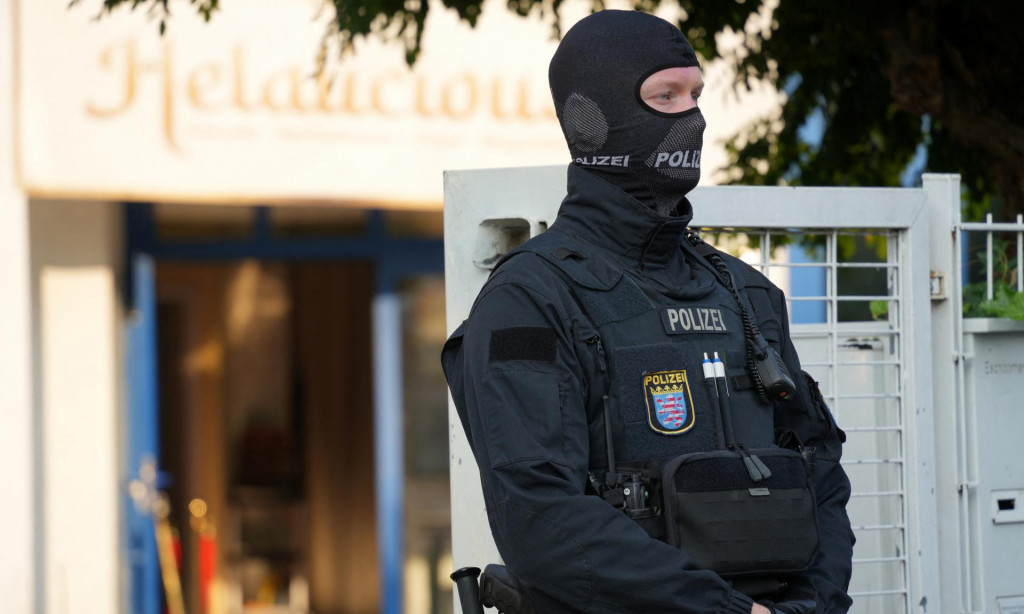 Polícia zabezpečuje oblasť pri Islamskom centre v Hamburgu po tom, čo nemecké ministerstvo vnútra toto centrum a pridružené organizácie zakázalo. FOTO: Reuters