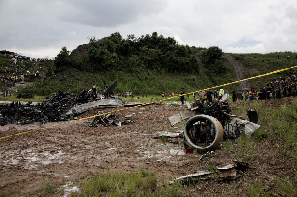 Lietadlo s 19 ľuďmi na palube sa zrútilo pri štarte v nepálskom Káthmandú. FOTO: Reuters