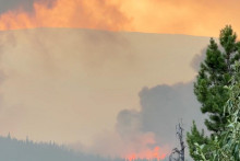 Z požiaru horiaceho v Jaspere stúpa dym. FOTO: Reuters