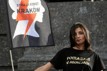 Ľudia protestujú za liberalizáciu poľských zákonov o potratoch. FOTO: Reuters