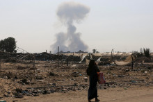 Dym stúpa po izraelských útokoch počas izraelskej vojenskej operácie v Chán Júníse v južnom Pásme Gazy. FOTO: Reuters