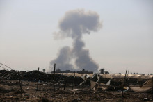 Smoke rises following Israeli strikes during an Israeli military operation, amid Israel-Hamas conflict, in Khan Younis, in the southern Gaza Strip, July 24, 2024. REUTERS/Hatem Khaled FOTO: Hatem Khaled