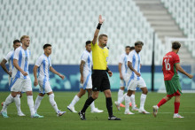 Hlavný rozhodca Glenn Nyberg neuznáva vyrovnávajúci gól argentínskeho hráča Cristiana Medinu. FOTO: TASR/AP