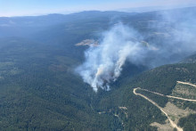 Dym stúpa z lesného požiaru v Lower Campbell Creek v Kanade. FOTO: Reuters/Bc Wildfire Service