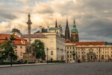 Pohľad na Hradčianske námestie a Pražský hrad s Arcibiskupským palácom