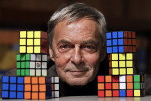 Ernő Rubik sa stal asi jediným vynálezcom hračky (hlavolamu), ktorá nielenže nesie jeho meno, ale zabezpečila mu aj popularitu porovnateľnú s hviezdami šoubiznisu.