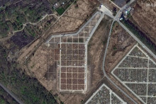 Satelitná snímka spoločnosti Maxar Technologies ukazuje rozširovanie cintorína Bogorodskoje juhovýchodne od Moskvy počas vojny na Ukrajine. Snímka je z apríla 2023. FOTO: Profimedia