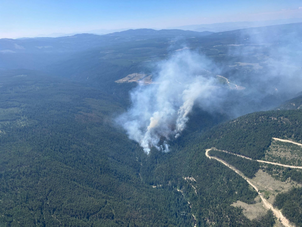 Dym stúpa z lesného požiaru v Lower Campbell Creek v Kanade. FOTO: Reuters/Bc Wildfire Service