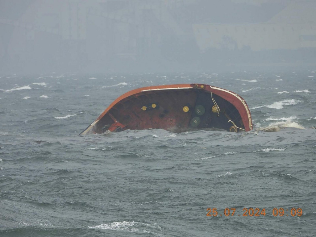 Na tejto fotografii poskytnutej filipínskou pobrežnou strážou sa motorový tanker Terra Nova plaviaci sa pod filipínskou vlajkou potopí v Manilskom zálive. FOTO: TASR/AP