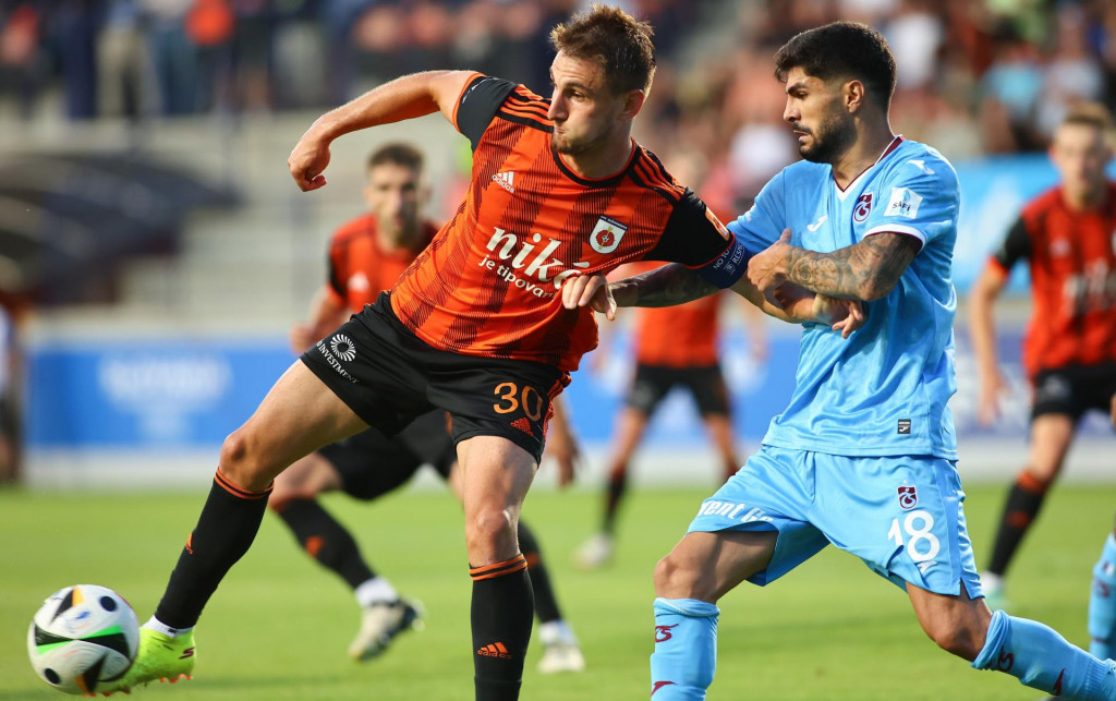 Martin Chrien (Ružomberok) a Eren Elmali (Trabzonspor) v prvom zápase druého predkola Európskej konferenčnej ligy. FOTO: TASR/Lukáš Grinaj