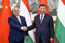 Maďarský premiér Viktor Orbán a čínsky prezident Si Ťin-pching pózujú počas stretnutia v Pekingu. FOTO: TASR/AP