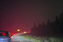 Autá v dopravej zápche na diaľnici z dôvodu evakuácie pre lesné požiare v kanadskom Jaspere. FOTO: TASR/AP