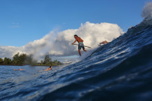 Ak si chcete zasurfovať na tahitskej pláži a nemáte peniaze, jedným z riešení (HN neodporúča) je spotrebný úver. FOTO: Reuters