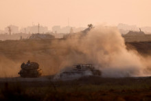 Izraelské vojenské vozidlá manévrujú pri izraelsko-gazskej hranici uprostred konfliktu medzi Izraelom a Hamasom. FOTO: Reuters