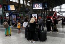 Cestujúci na parížskej stanici Gare du Nord. FOTO: Reuters