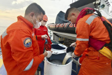 Filipínska pobrežná stráž zbiera ropu, ktorá je súčasťou škvŕn z paliva, ktoré poháňalo nádrž, aby sa zabránilo jej šíreniu. FOTO: TASR/AP