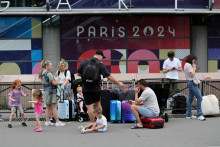 Cestujúci z austrálskeho Sydney čakajú pred železničnou stanicou Gare Montparnasse a snažia sa hľadať iné spoje. FOTO: Reuters