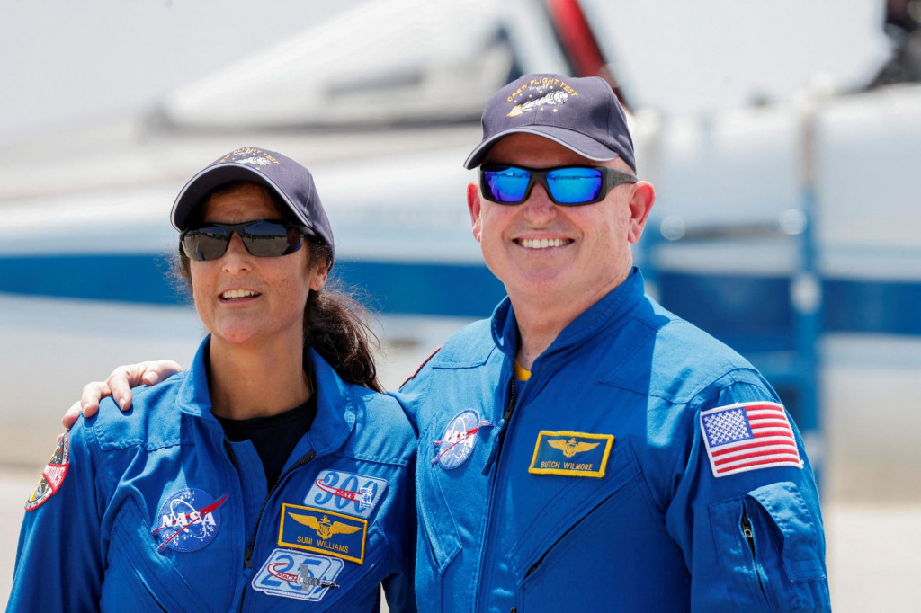 Astronauti NASA Butch Wilmore a Suni Williams pózujú pred spustením letového testu posádky Boeingu Starliner-1 v Cape Canaveral na Floride. FOTO: REUTERS