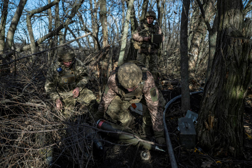 Ukrajinskí príslušníci 55. samostatnej delostreleckej brigády pripravujú 155 mm náboje na pozícii blízko frontovej línie. FOTO: REUTERS