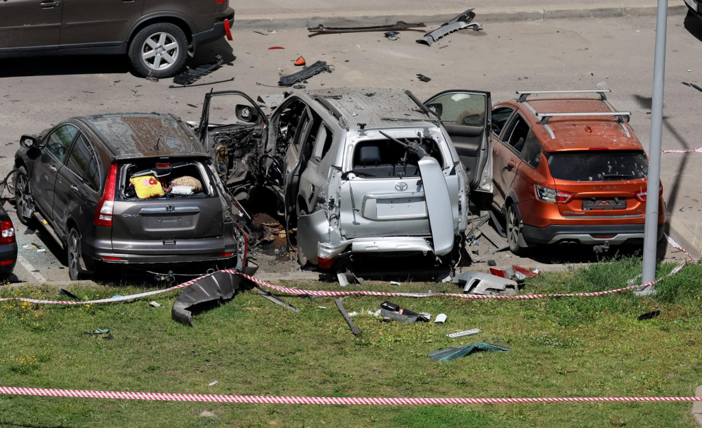 Poškodené autá po výbuchu spôsobenom detonáciou neidentifikovaného zariadenia, ktoré údajne zranilo dôstojníka ruskej vojenskej spravodajskej služby. FOTO: Reuters