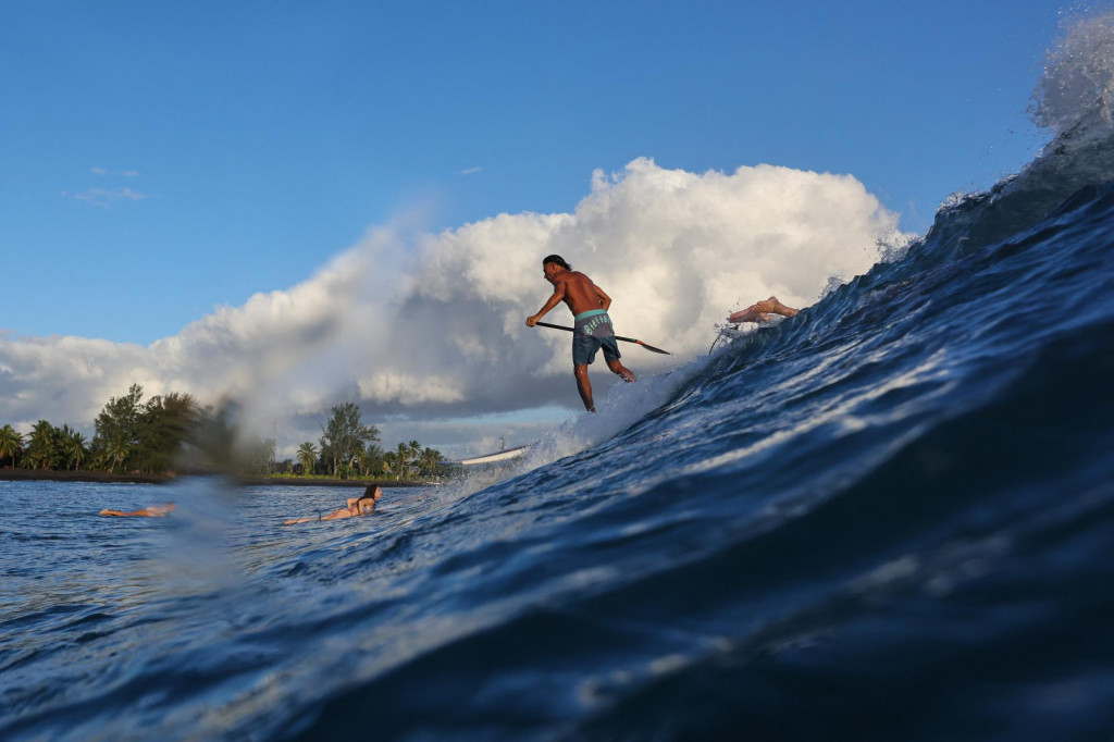 Ak si chcete zasurfovať na tahitskej pláži a nemáte peniaze, jedným z riešení (HN neodporúča) je spotrebný úver. FOTO: Reuters