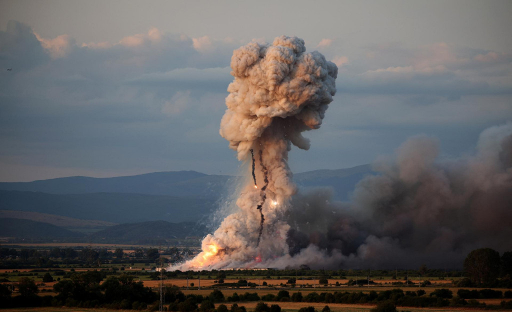 Explózia v sklade zábavnej pyrotechniky v bulharskom meste Elin Pelin neďaleko Sofie. FOTO: Reuters