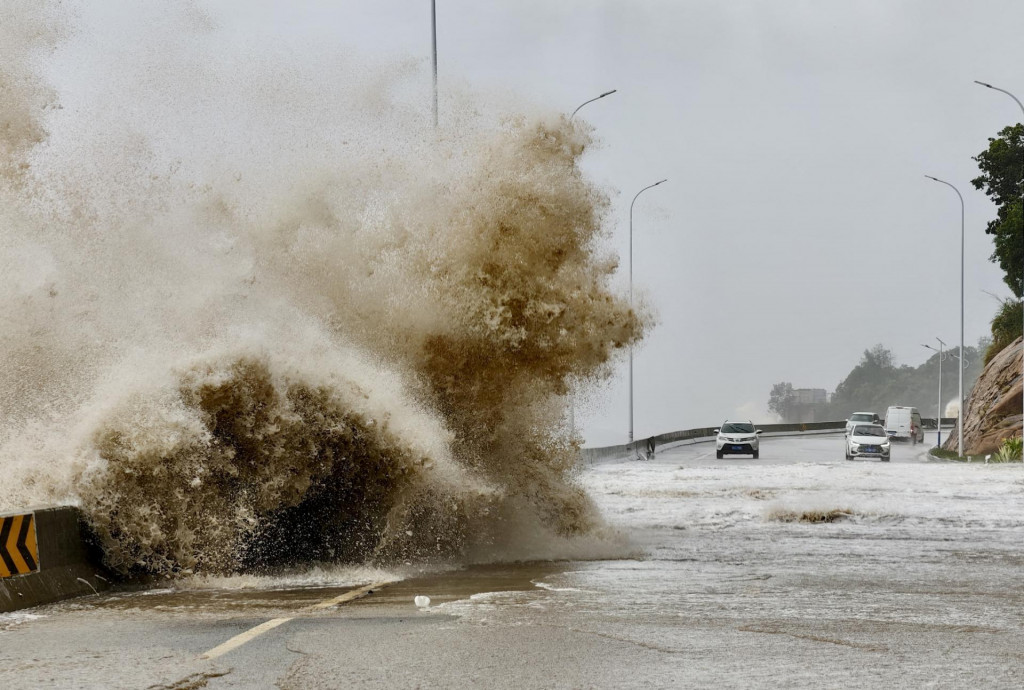 Tajfún Kaemi s blíži na čínsku provinciu Fujian. FOTO: Reuters