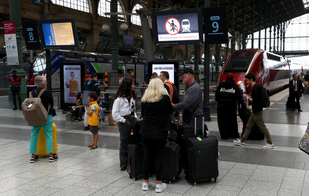 Cestujúci na parížskej stanici Gare du Nord. FOTO: Reuters