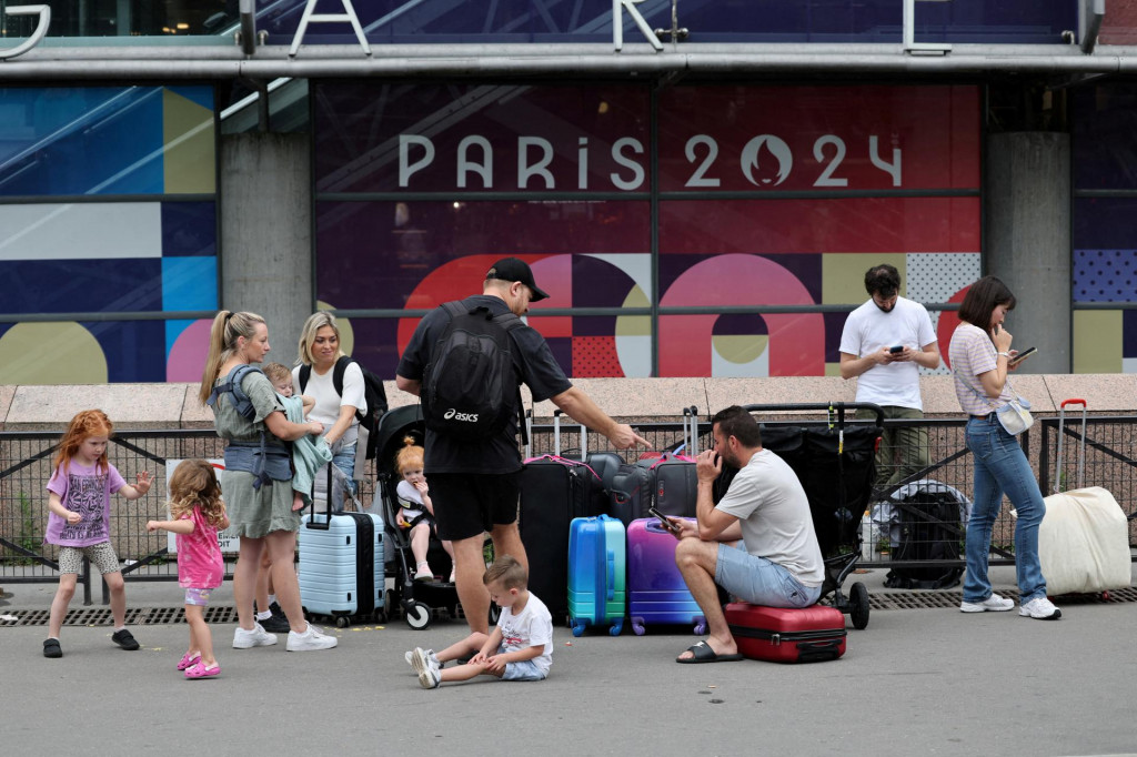 Cestujúci z austrálskeho Sydney čakajú pred železničnou stanicou Gare Montparnasse a snažia sa hľadať iné spoje. FOTO: Reuters