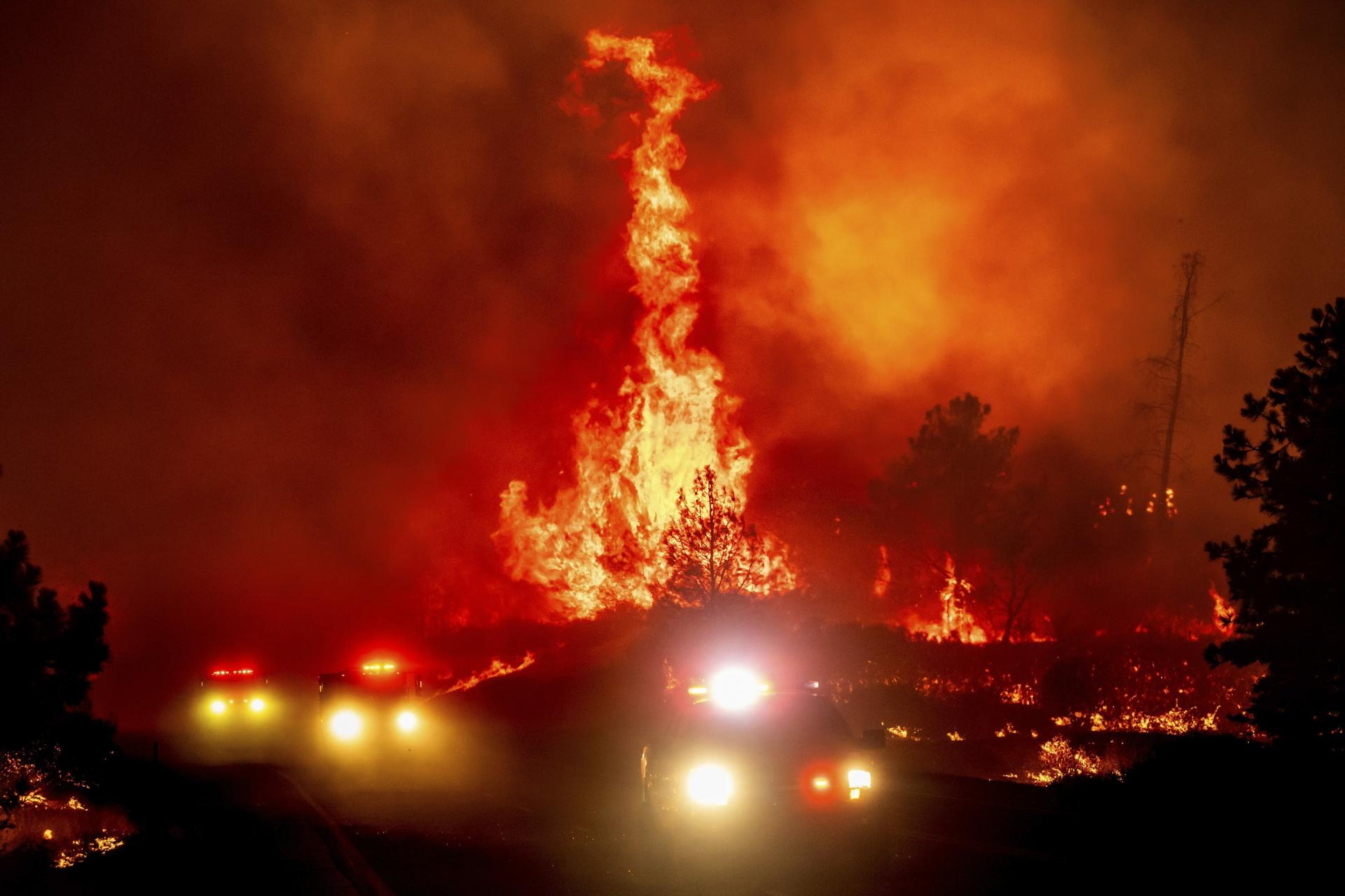 Sever Kalifornie zachvátil požiar, spôsobil ho pád horiaceho auta